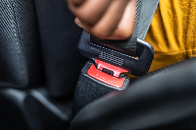 Prawidłowo zapięte pasy bezpieczeństwa powinny płasko przylegać do ciała kierowcy i pasażerów. Dzięki temu urządzenie równomiernie naciska na ciało i zapewnia najwyższy poziom ochrony i stabilności podczas zdarzenia drogowego.